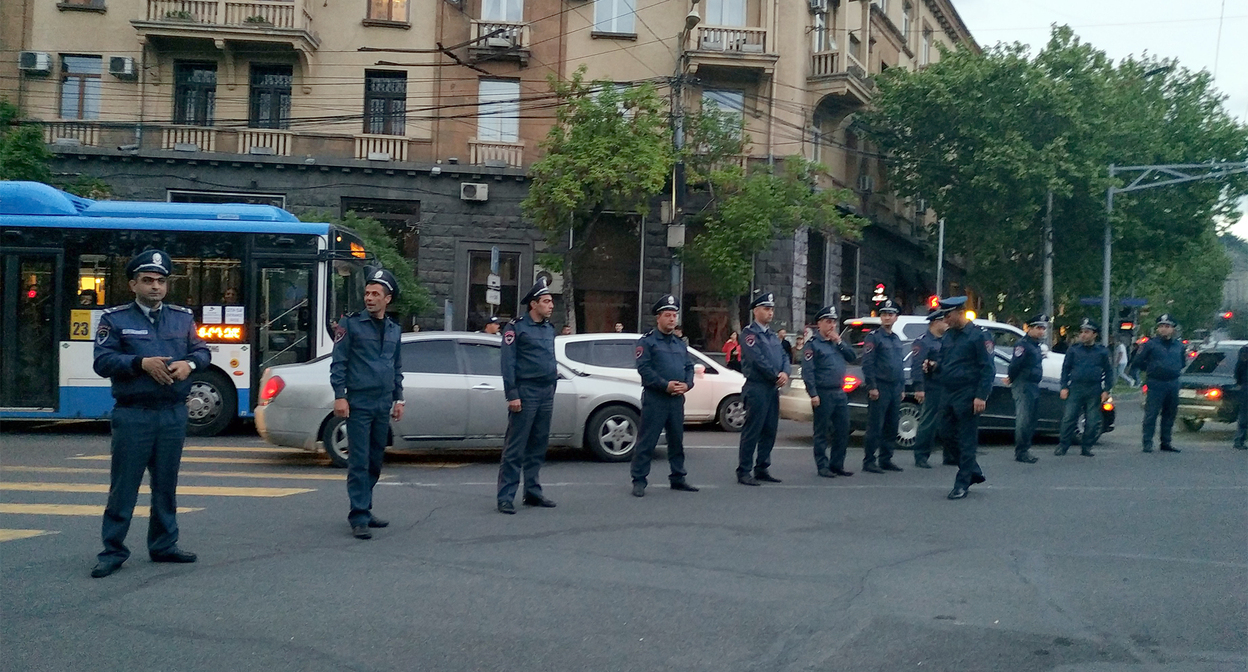Сотрудники полиции во время протестной акции в Ереване. Фото Армине Мартиросян для "Кавказского узла" Сотрудники полиции во время протестной акции в Ереване. Фото Армине Мартиросян для "Кавказского узла"