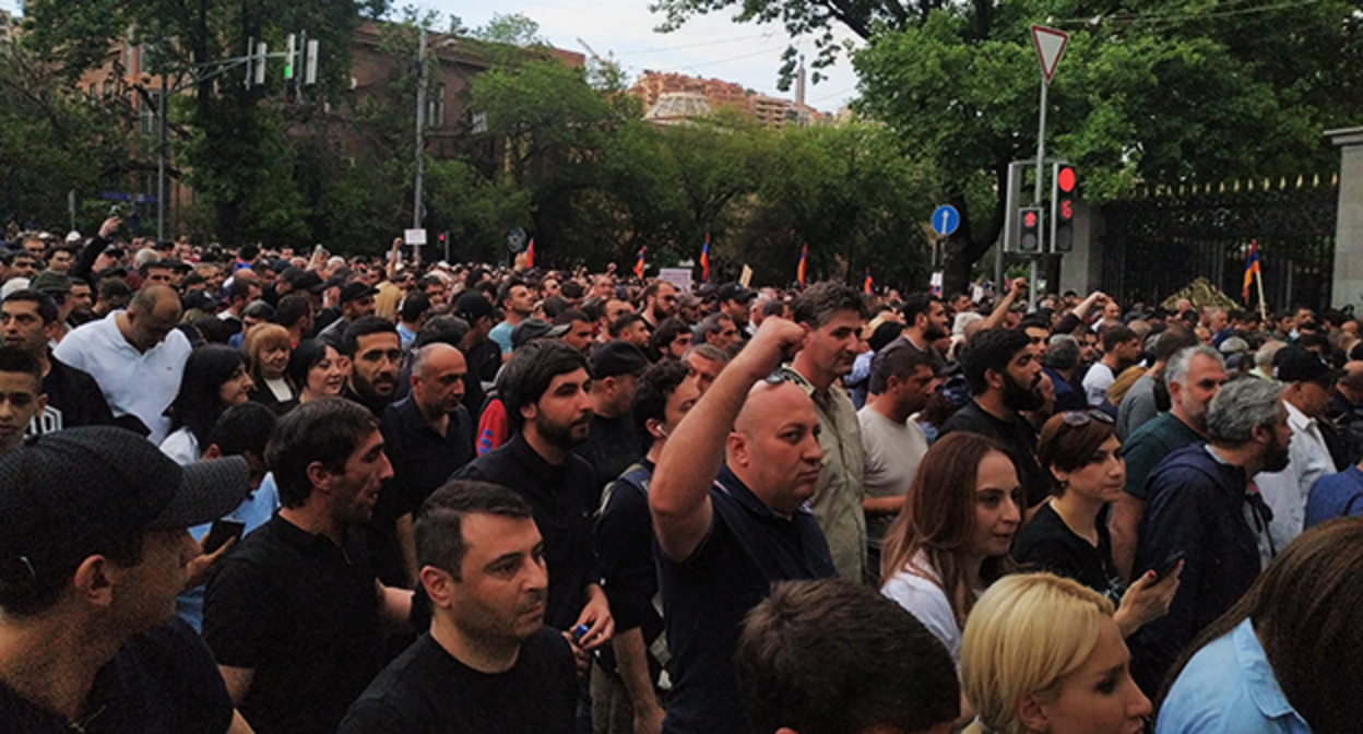 Участники акции. Ереван, 4 мая 2022 г. Фото Тиграна Петросяна для "Кавказского узла" Участники акции. Ереван, 4 мая 2022 г. Фото Тиграна Петросяна для "Кавказского узла"