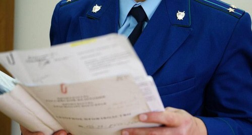 Документы в руках прокурора. Фото пресс-службы прокуратуры Таганрога https://prokuratura-rf.ru/taganrog/ Документы в руках прокурора. Фото пресс-службы прокуратуры Таганрога https://prokuratura-rf.ru/taganrog/