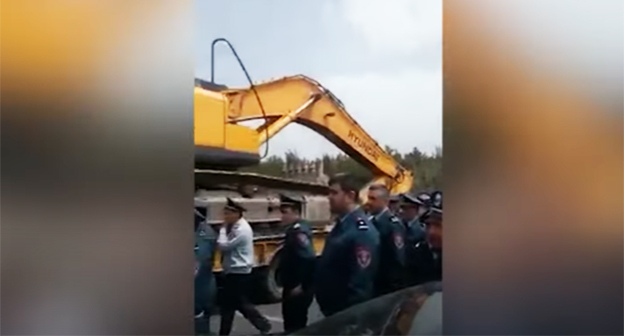 Жители села в Гегаркуникской области перекрыли дорогу в Ереван. Скриншот https://www.youtube.com/watch?v=3Re-oQbH4R0 Жители села в Гегаркуникской области перекрыли дорогу в Ереван. Скриншот https://www.youtube.com/watch?v=3Re-oQbH4R0