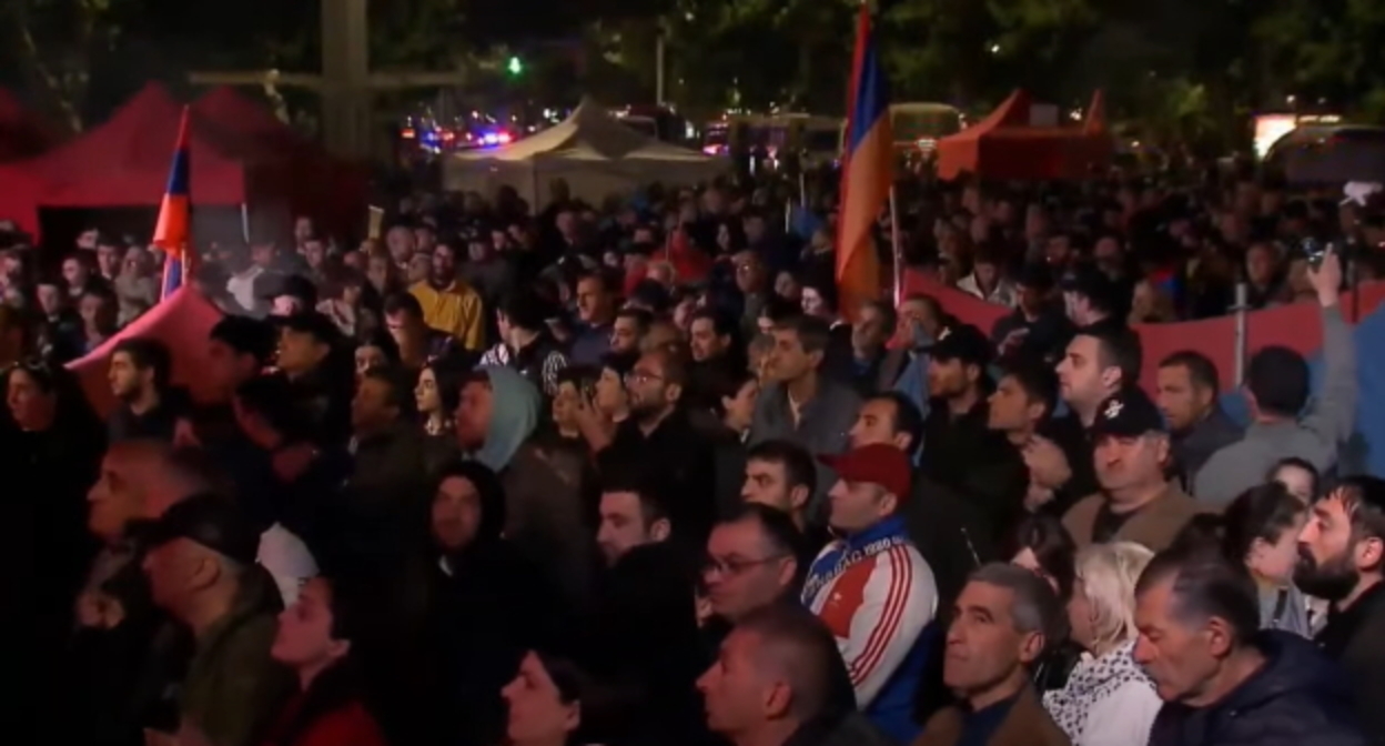 Участники акции протеста в Ереване, стоп-кадр видео канала News Am https://www.youtube.com/watch?v=XE51u7zx_HE Участники акции протеста в Ереване, стоп-кадр видео канала News Am https://www.youtube.com/watch?v=XE51u7zx_HE