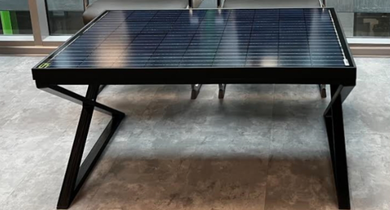 Стол с солнечными батареями, фото: пресс-служба компании Solar Integration Стол с солнечными батареями, фото: пресс-служба компании Solar Integration