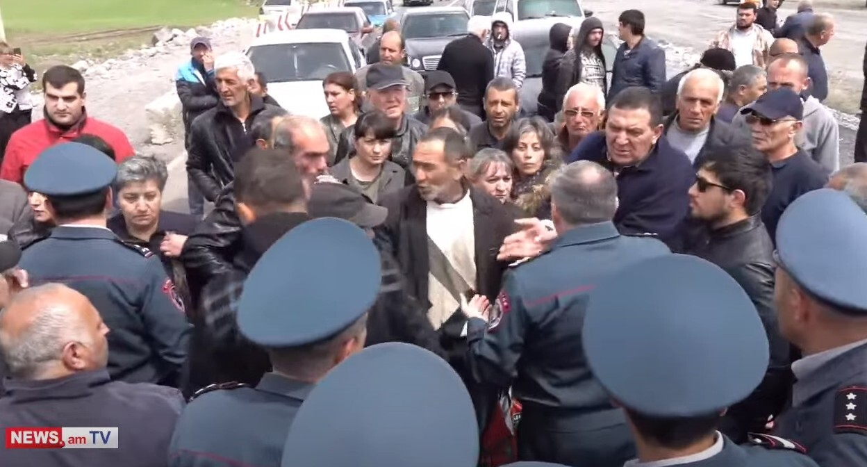Родственники армянских военнопленных перекрыли трассу Ереван – Гюмри, 8 мая 2022 года. Стопкадр из видео https://www.kavkaz-uzel.eu/articles/375956/ Родственники армянских военнопленных перекрыли трассу Ереван – Гюмри, 8 мая 2022 года. Стопкадр из видео https://www.kavkaz-uzel.eu/articles/375956/