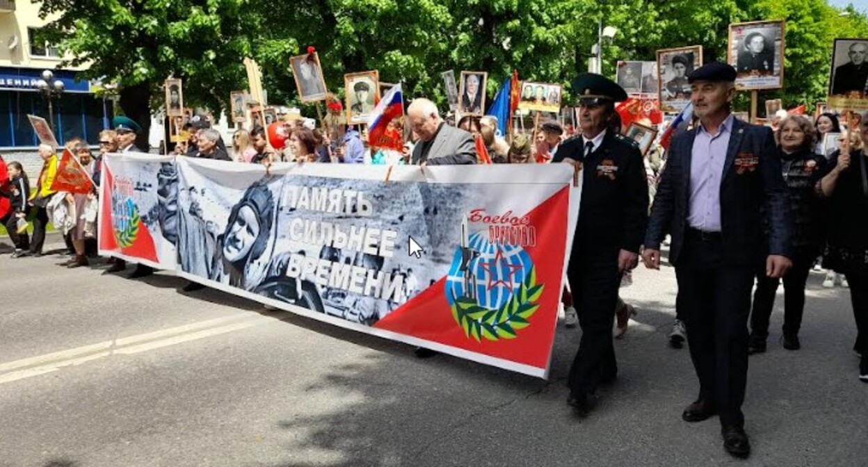 Шествие "Бессмертного полка" в Нальчике. 9 мая 2022 года. Фото Людмилы Маратовой для "Кавказского узла". Шествие "Бессмертного полка" в Нальчике. 9 мая 2022 года. Фото Людмилы Маратовой для "Кавказского узла".