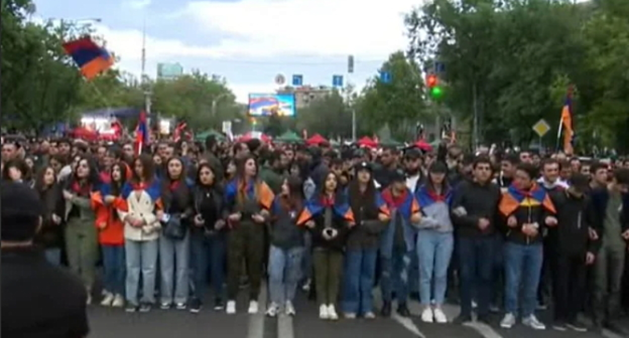 Участники акции протеста в Ереване, стоп-кадр видео канала News am https://www.youtube.com/channel/UCDv-XtfgNGHXcpwu4ab0WnA Участники акции протеста в Ереване, стоп-кадр видео канала News am https://www.youtube.com/channel/UCDv-XtfgNGHXcpwu4ab0WnA