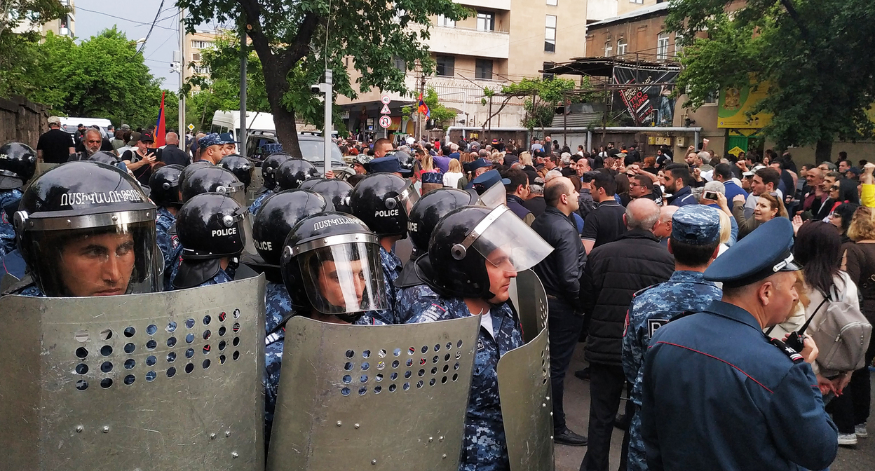 Сотрудники полиции во время акции в Ереване. Фото Армине Мартиросян для "Кавказского узла Сотрудники полиции во время акции в Ереване. Фото Армине Мартиросян для "Кавказского узла