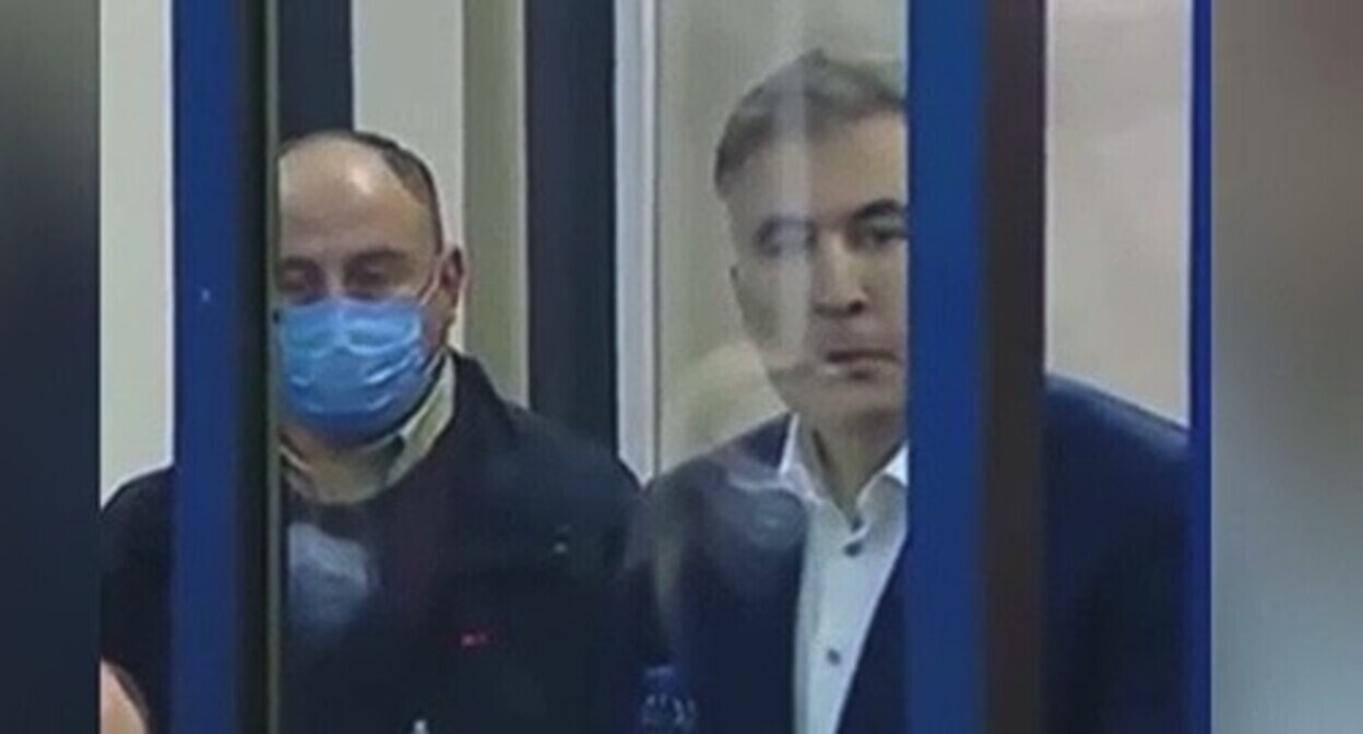 Михаил Саакашвили в зале суда. Кадр видео РЕН ТВ https://ren.tv/news/v-mire/909370-saakashvili-iz-zala-suda-prizval-storonnikov-prodolzhat-protesty Михаил Саакашвили в зале суда. Кадр видео РЕН ТВ https://ren.tv/news/v-mire/909370-saakashvili-iz-zala-suda-prizval-storonnikov-prodolzhat-protesty
