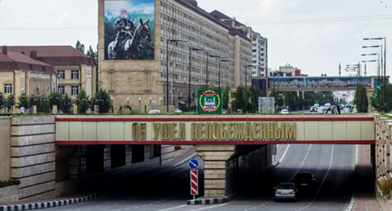Баннер с Ахматом Кадыров в Грозном. Фото: Чеченская Государственная Телерадиокомпания https://www.grozny-inform.ru/news/society/129669/ Баннер с Ахматом Кадыров в Грозном. Фото: Чеченская Государственная Телерадиокомпания https://www.grozny-inform.ru/news/society/129669/