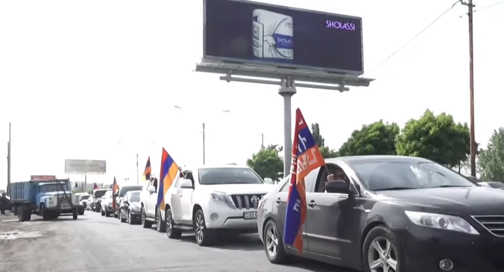 Автопробег с требованием отставки Никола Пашиняна. Кадр видео PARA TV https://www.youtube.com/watch?v=Z8dGj75lJkU&feature=emb_imp_woyt Автопробег с требованием отставки Никола Пашиняна. Кадр видео PARA TV https://www.youtube.com/watch?v=Z8dGj75lJkU&feature=emb_imp_woyt