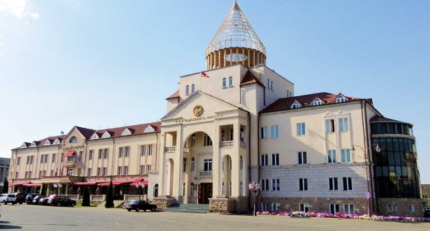Площадь Возрождения и здание парламента в Степанакерте, фото: wikipedia.org/wiki/Renaissance_Square,_Stepanakert Площадь Возрождения и здание парламента в Степанакерте, фото: wikipedia.org/wiki/Renaissance_Square,_Stepanakert