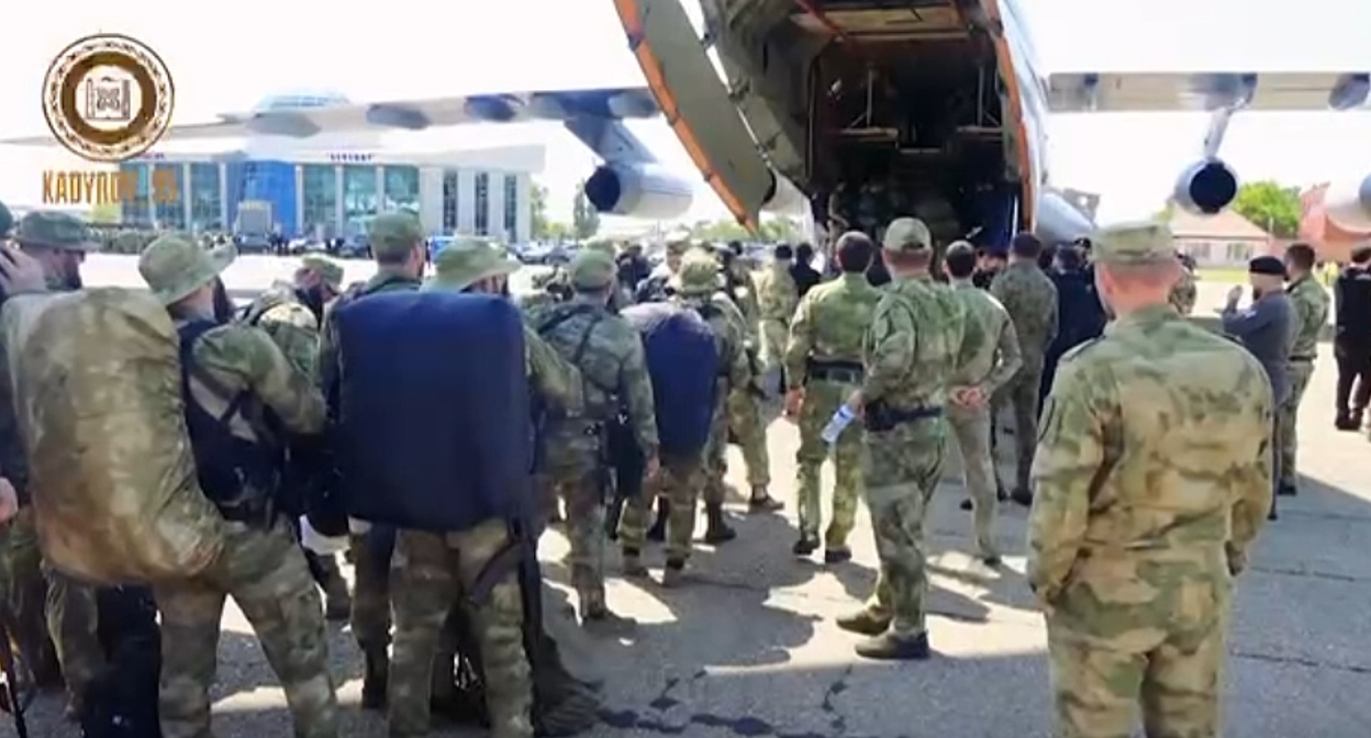 Отправка добровольцев из Чечни. Кадр видео из Telegram-канала Рамзана Кадырова https://t.me/RKadyrov_95/2099 Отправка добровольцев из Чечни. Кадр видео из Telegram-канала Рамзана Кадырова https://t.me/RKadyrov_95/2099