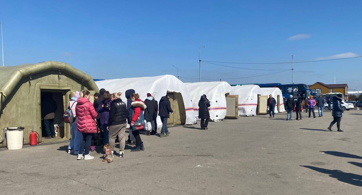 Беженцы из Донбасса в Ростовской области. Фото: пресс-служба управления МЧС по Ростовской области. https://t.me/mchs_rostov/809 Беженцы из Донбасса в Ростовской области. Фото: пресс-служба управления МЧС по Ростовской области. https://t.me/mchs_rostov/809