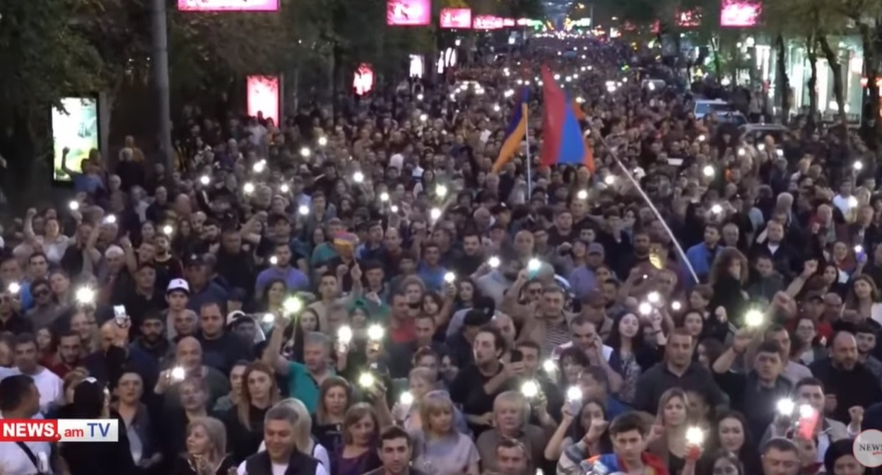 Акция протеста оппозиции в Ереване 15 мая, скришот с ролика издания News.am в Youtube https://www.youtube.com/watch?v=xwJ2zDsHWWE Акция протеста оппозиции в Ереване 15 мая, скришот с ролика издания News.am в Youtube https://www.youtube.com/watch?v=xwJ2zDsHWWE