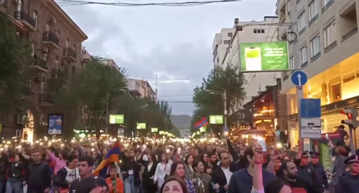 Шествие сторонников оппозиции в Ереване 15 мая 2022 года. Стоп-кадр из видео https://t.me/novostiarmenia/39258 Шествие сторонников оппозиции в Ереване 15 мая 2022 года. Стоп-кадр из видео https://t.me/novostiarmenia/39258