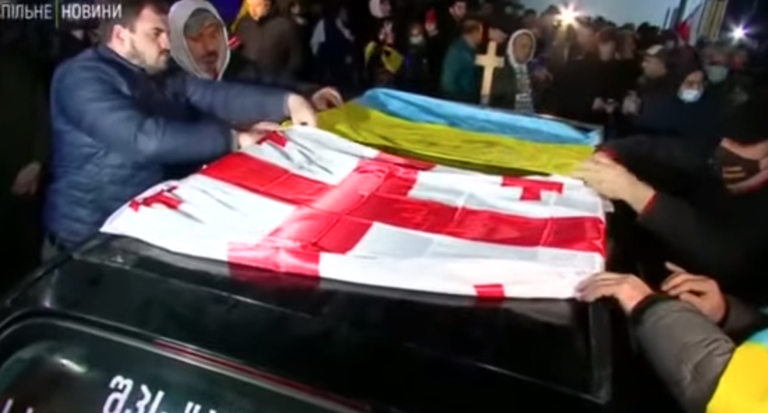 Похороны грузинских добровольцев. Кадр видео
Слава Україні! - Героям слава! https://www.youtube.com/watch?v=n75k3qPRAuo Похороны грузинских добровольцев. Кадр видео
Слава Україні! - Героям слава! https://www.youtube.com/watch?v=n75k3qPRAuo