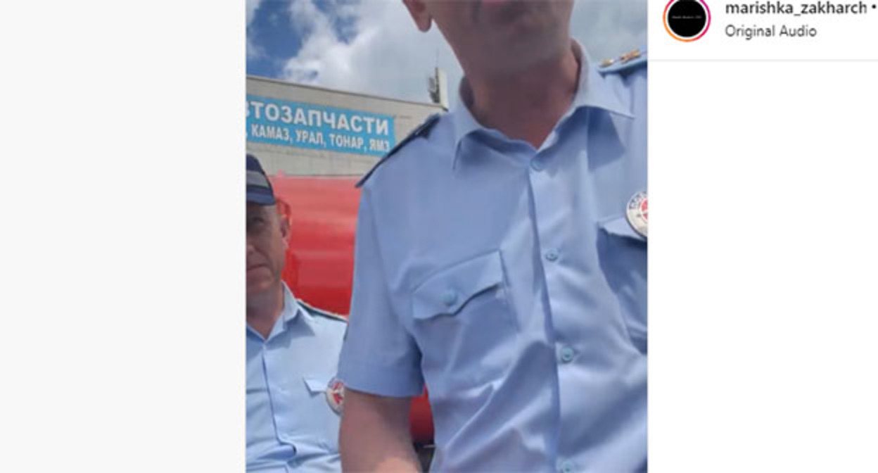 Сотрудники ДПС во время задержания активистки Марины Захарченко. Скриншот видео https://www.instagram.com/reel/CdnOxsDof6P/ Сотрудники ДПС во время задержания активистки Марины Захарченко. Скриншот видео https://www.instagram.com/reel/CdnOxsDof6P/