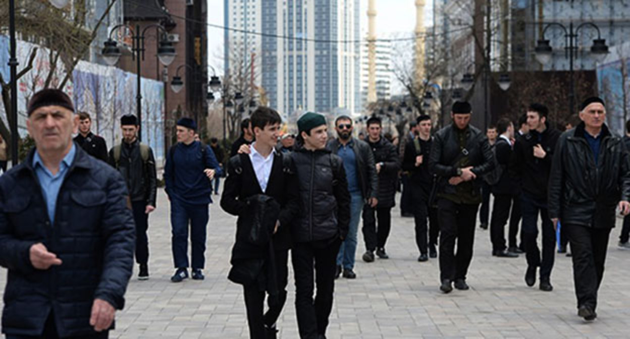 Жители Грозного. Фото: https://www.grozny-inform.ru/news/society/135331/ Жители Грозного. Фото: https://www.grozny-inform.ru/news/society/135331/