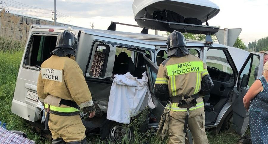 На месте ДТП при столкновении микроавтобуса Ford Transit и внедорожника Mercedes-Benz в Прохладненском районе. Фото пресс-службы МЧС Кабардино-Балкарии На месте ДТП при столкновении микроавтобуса Ford Transit и внедорожника Mercedes-Benz в Прохладненском районе. Фото пресс-службы МЧС Кабардино-Балкарии