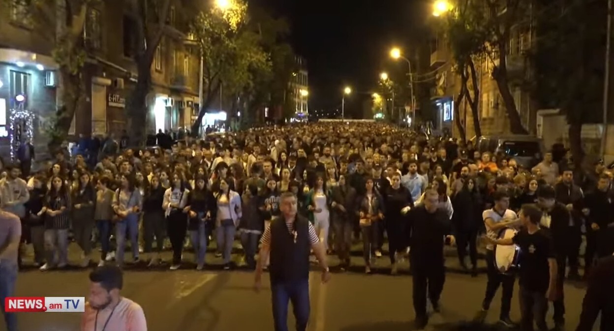Шествие сторонников оппозиции в Ереване 17 мая 2022 года. Стоп-кадр из видео https://www.youtube.com/watch?v=8Z-fZ-8ZsOc Шествие сторонников оппозиции в Ереване 17 мая 2022 года. Стоп-кадр из видео https://www.youtube.com/watch?v=8Z-fZ-8ZsOc