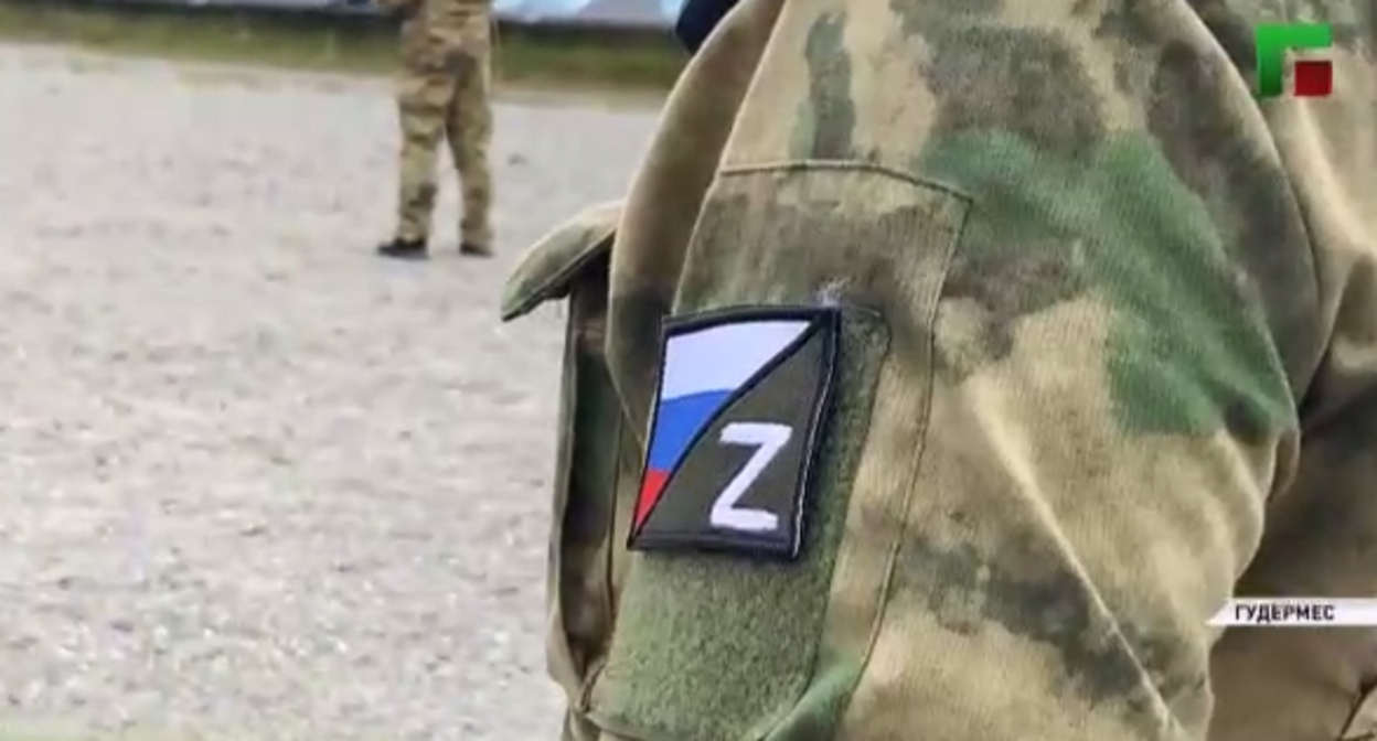 Шеврон добровольца в лагере подготовки. Кадр видео https://t.me/dobrovolci_chechnya/39 Шеврон добровольца в лагере подготовки. Кадр видео https://t.me/dobrovolci_chechnya/39