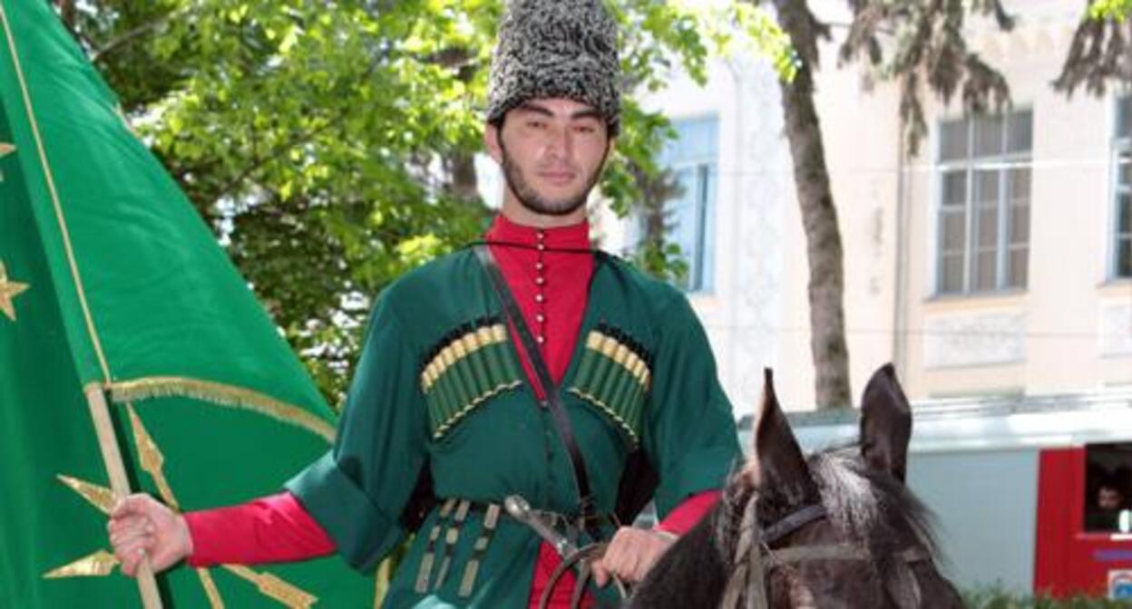 Участники конного марша прошли в центре Нальчика Май 2019 года. Фото Людмилы Маратовой для "Кавказского узла" Участники конного марша прошли в центре Нальчика Май 2019 года. Фото Людмилы Маратовой для "Кавказского узла"