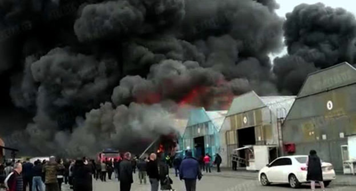 Пожар на рынке "Владикавказ". Скриншот видео https://ren.tv/news/v-rossii/971805-krupnyi-pozhar-okhvatil-rynok-vo-vladikavkaze Пожар на рынке "Владикавказ". Скриншот видео https://ren.tv/news/v-rossii/971805-krupnyi-pozhar-okhvatil-rynok-vo-vladikavkaze