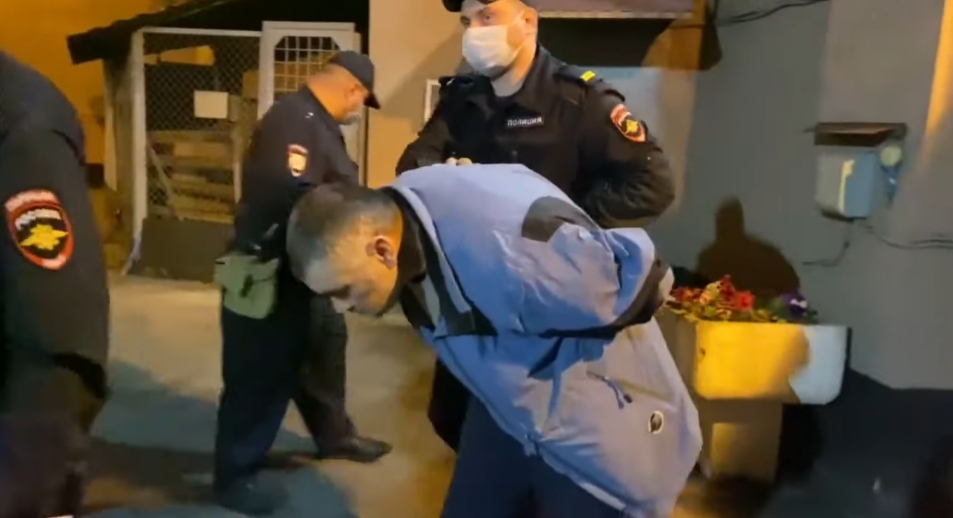 Силовики ведут задержанного Дениса Мурыгу. Кадр видео Alex Boex https://www.youtube.com/watch?v=RvAyiExzgbQ Силовики ведут задержанного Дениса Мурыгу. Кадр видео Alex Boex https://www.youtube.com/watch?v=RvAyiExzgbQ