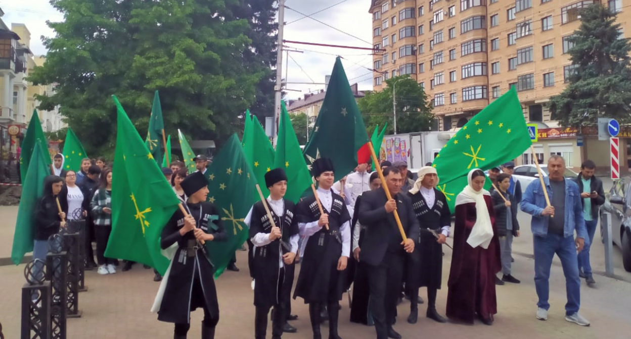 Траурное шествие в Черкесске в память жертв Кавказской войны. Фото Алены Садовской для "Кавказского узла". Траурное шествие в Черкесске в память жертв Кавказской войны. Фото Алены Садовской для "Кавказского узла".
