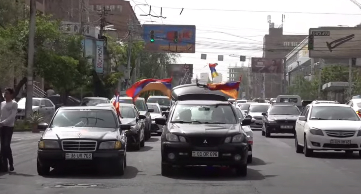 Участники акции протеста в Ереване. Стоп-кадр из видео на странице https://www.youtube.com/watch?v=anbXDstu-Zs Участники акции протеста в Ереване. Стоп-кадр из видео на странице https://www.youtube.com/watch?v=anbXDstu-Zs