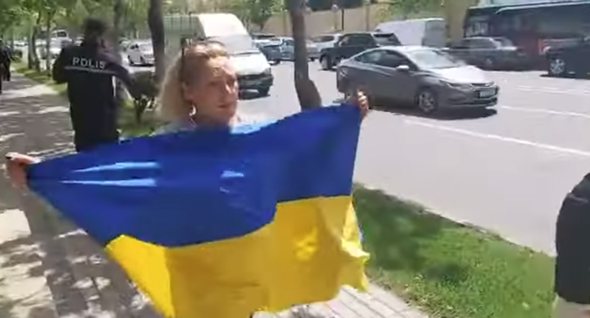 Гражданка Украины Алена Азизова пытается провести перед посольством России в Баку одиночную акцию протеста против спецоперации на Украине. Кадр видео
Turan İnformasiya Agentliyi
https://www.youtube.com/watch?v=v-Osj0JeygA Гражданка Украины Алена Азизова пытается провести перед посольством России в Баку одиночную акцию протеста против спецоперации на Украине. Кадр видео
Turan İnformasiya Agentliyi
https://www.youtube.com/watch?v=v-Osj0JeygA