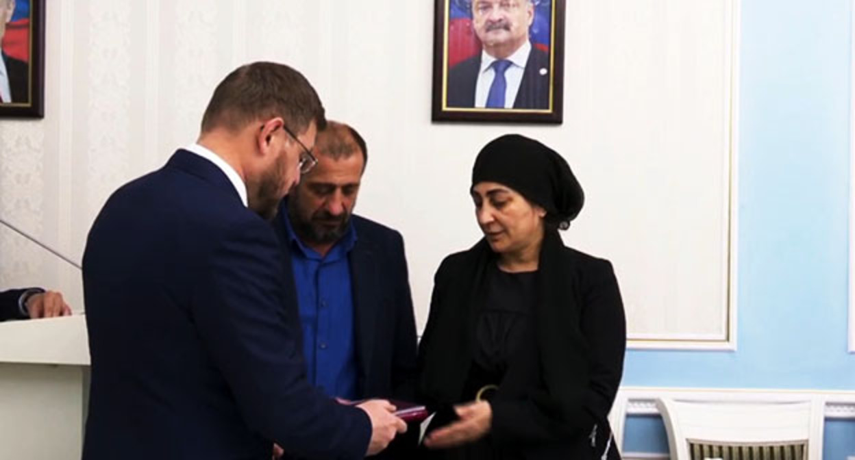 Салман Дадаев (слева) награждает орденом Мужества родственников военнослужащих, погибших на Украине. Скриншот t.me/salmandadaev Салман Дадаев (слева) награждает орденом Мужества родственников военнослужащих, погибших на Украине. Скриншот t.me/salmandadaev