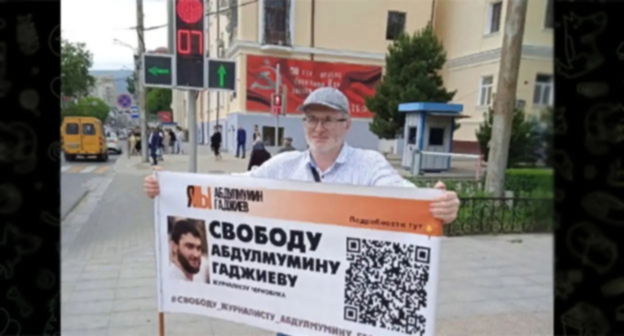 Одиночный пикет в поддержку Гаджиева. Махачкала, 23 мая 2022 года. Скриншот https://t.me/chernovik/30983 Одиночный пикет в поддержку Гаджиева. Махачкала, 23 мая 2022 года. Скриншот https://t.me/chernovik/30983