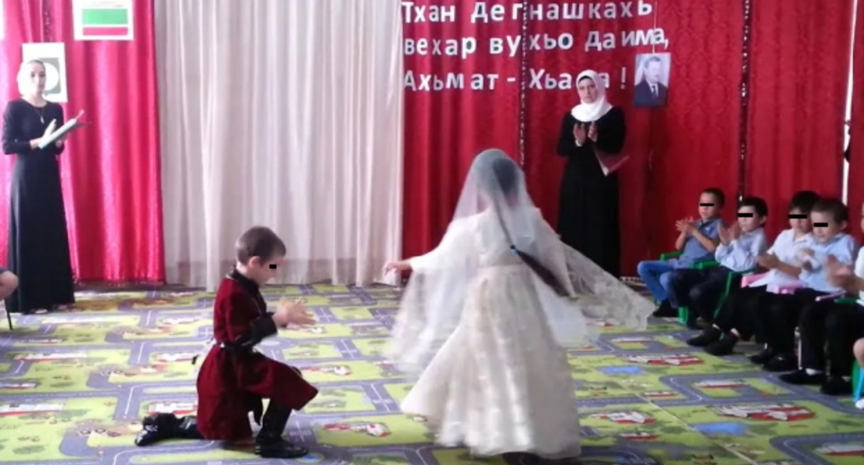 Детский утренник, стоп-кадр видео канала "Иса Дулаев" https://www.youtube.com/watch?app=desktop&v=F3knShtVaHQ Детский утренник, стоп-кадр видео канала "Иса Дулаев" https://www.youtube.com/watch?app=desktop&v=F3knShtVaHQ