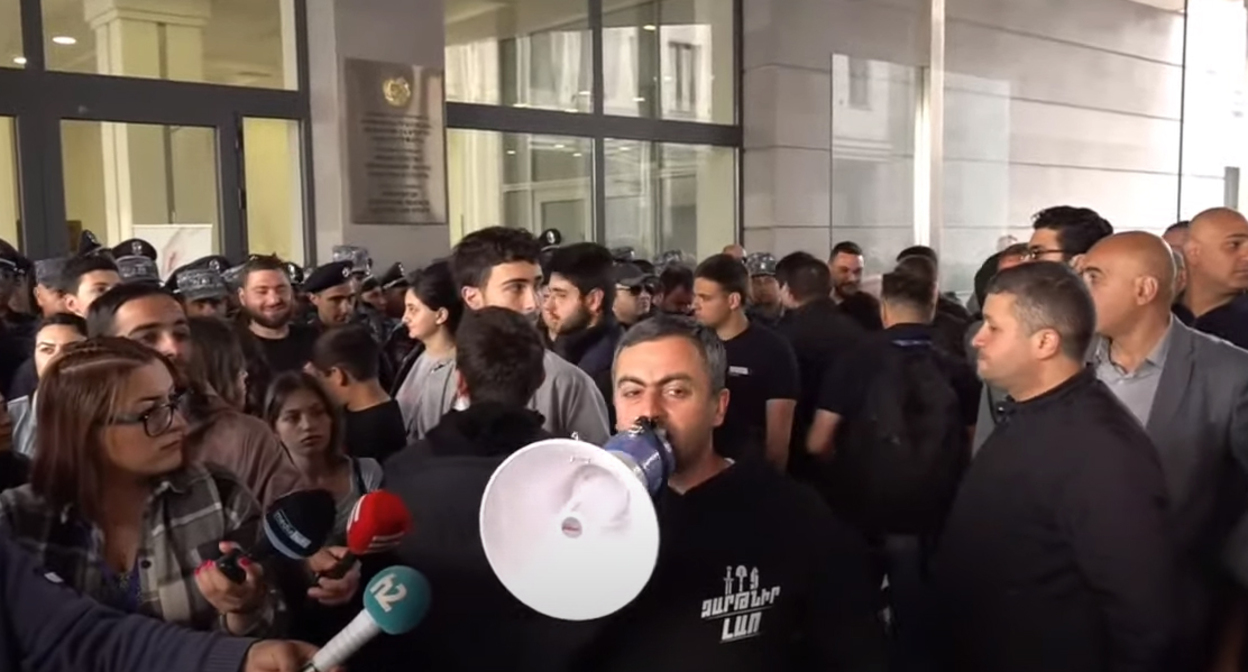 Активисты заблокировали правительственный корпус, в котором расположен МИД Армении. Кадр видео NEWS AM
https://www.youtube.com/watch?v=L3eU-kSex74 Активисты заблокировали правительственный корпус, в котором расположен МИД Армении. Кадр видео NEWS AM
https://www.youtube.com/watch?v=L3eU-kSex74