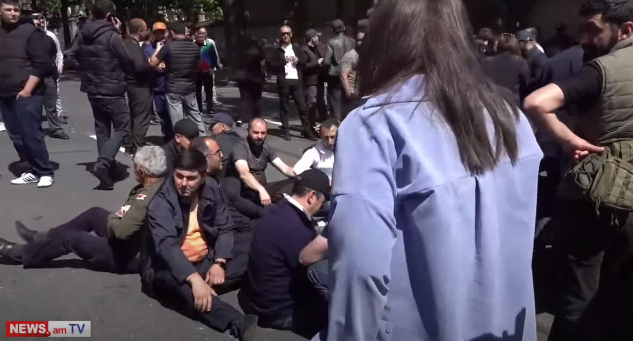 Оппозиция в Ереване заблокировала резиденцию президента. Кадр видео NEWS AM
https://www.youtube.com/watch?v=L3eU-kSex74 Оппозиция в Ереване заблокировала резиденцию президента. Кадр видео NEWS AM
https://www.youtube.com/watch?v=L3eU-kSex74