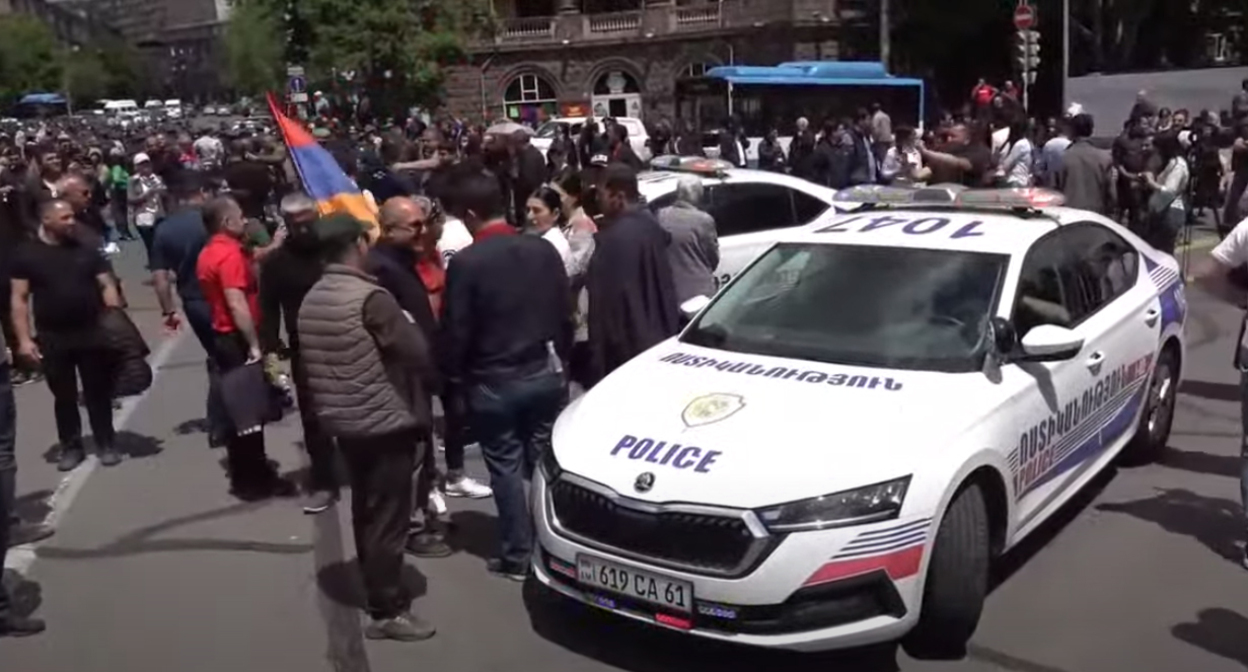Оппозиция в Ереване заблокировала резиденцию президента. Кадр видео NEWS AM
https://www.youtube.com/watch?v=L3eU-kSex74 Оппозиция в Ереване заблокировала резиденцию президента. Кадр видео NEWS AM
https://www.youtube.com/watch?v=L3eU-kSex74