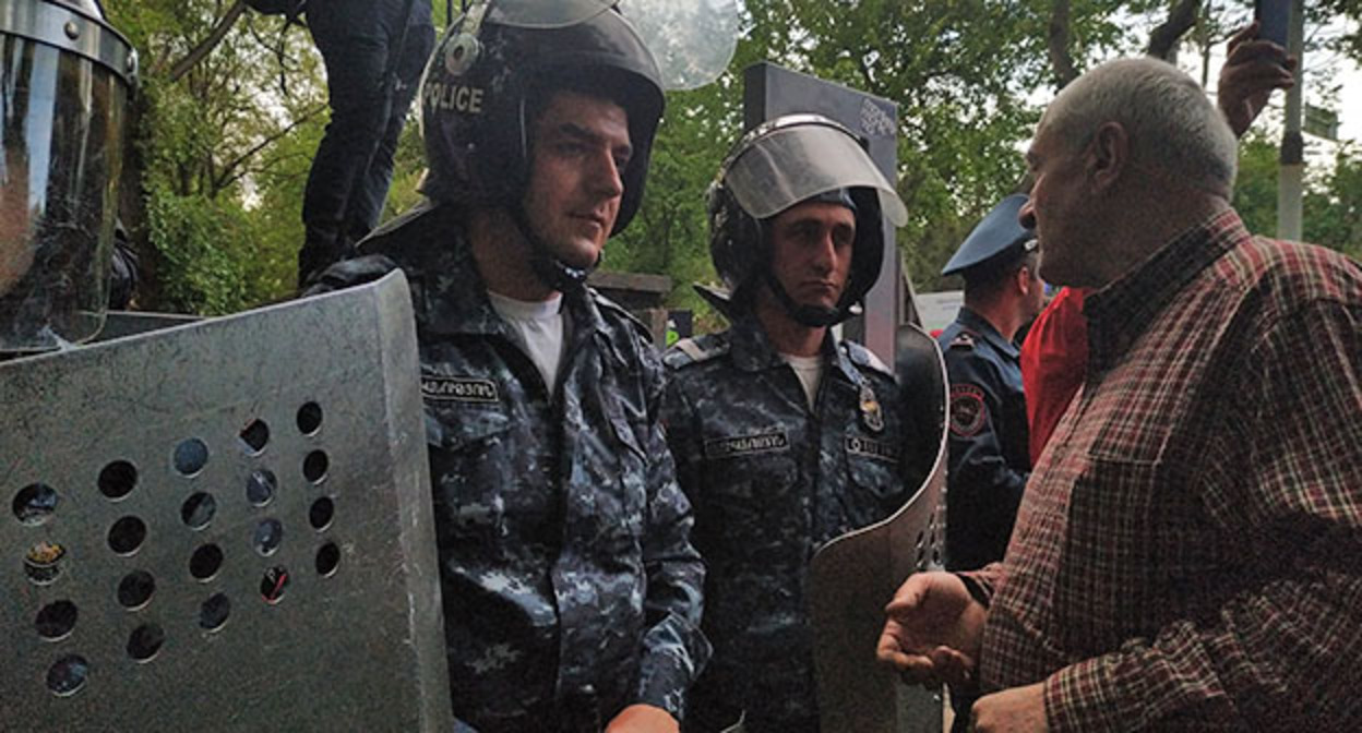 Сотрудники полиции. Ереван. Май 2022 года. Фото Армине Мартиросян для "Кавказского узла" Сотрудники полиции. Ереван. Май 2022 года. Фото Армине Мартиросян для "Кавказского узла"