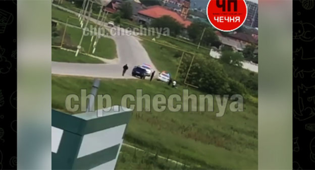 Задержание нарушителя в Грозном возле республиканской больницы. Скриншот видео https://t.me/chpgrozny/1908 Задержание нарушителя в Грозном возле республиканской больницы. Скриншот видео https://t.me/chpgrozny/1908