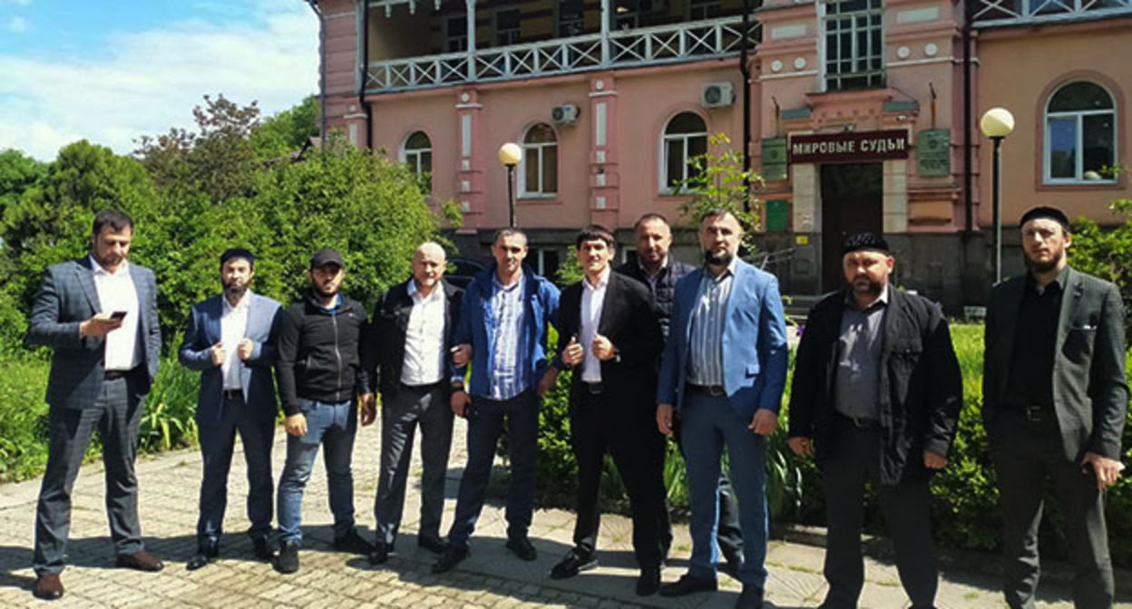 Обвиняемые полицейские у здания Железноводского горсуда. Фото Алены Садовской для "Кавказского узла" Обвиняемые полицейские у здания Железноводского горсуда. Фото Алены Садовской для "Кавказского узла"