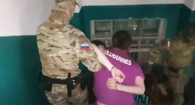 Уроженец Коми задержан в Астрахани. Скриншот видео https://www.youtube.com/watch?v=LlRd1ukJBIw Уроженец Коми задержан в Астрахани. Скриншот видео https://www.youtube.com/watch?v=LlRd1ukJBIw