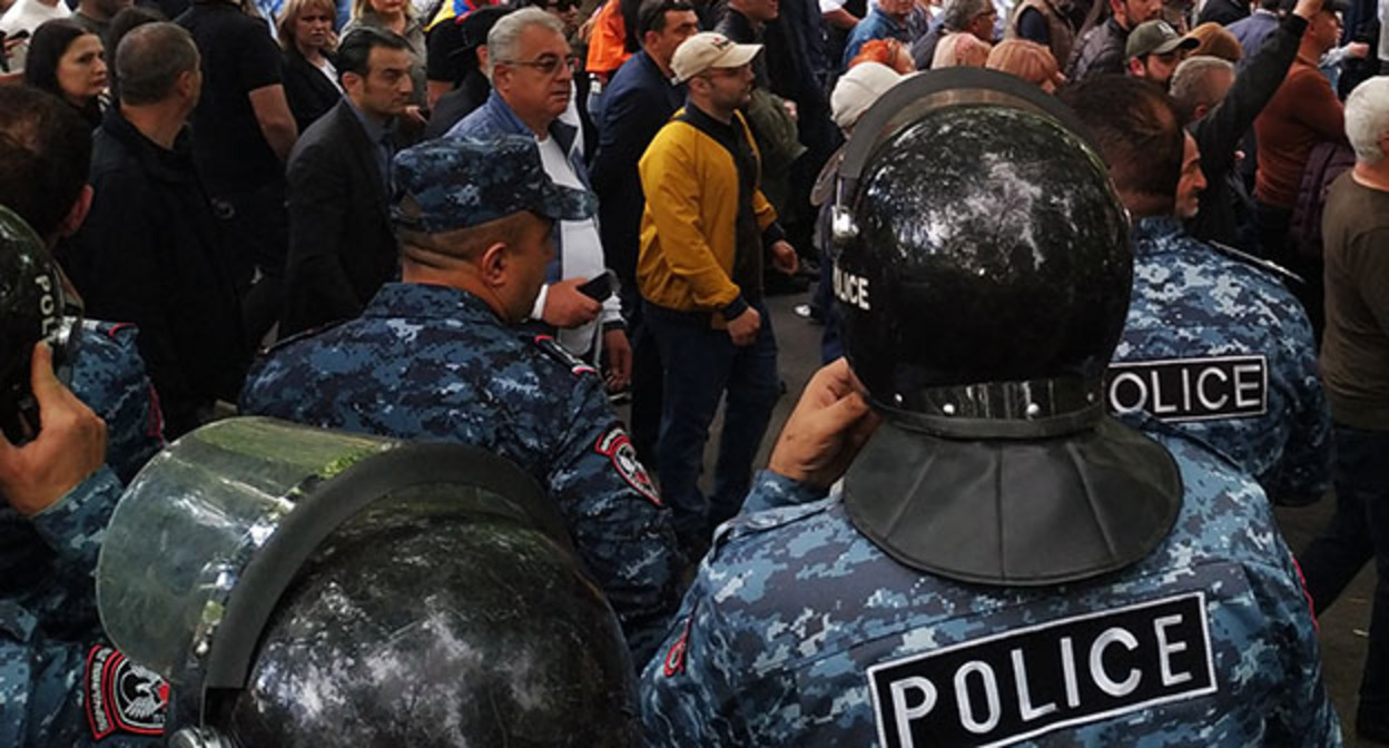 Сотрудники полиции во время акции протеста. Фото Армине Мартиросян для "Кавказского узла" Сотрудники полиции во время акции протеста. Фото Армине Мартиросян для "Кавказского узла"