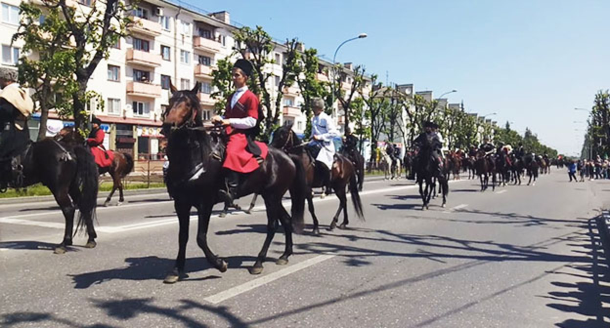 Конное шествие в Нальчике. Скриншот видео https://www.youtube.com/watch?v=IcWbiQP-4Kg Конное шествие в Нальчике. Скриншот видео https://www.youtube.com/watch?v=IcWbiQP-4Kg