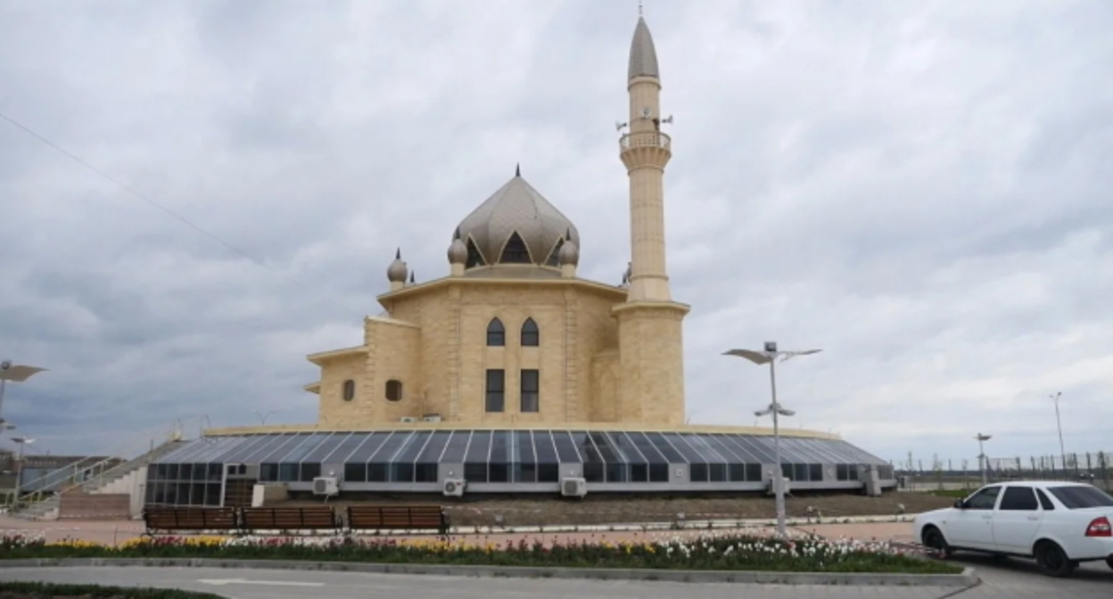 Джума-мечеть Кизляра, фото: https://muftiyatrd.ru/content/v-dzhuma-mecheti-g-kizlyar-sostoyalsya-blagodatnyy-madzhlis-vyhodcev-iz-cuntinskogo-rayona Джума-мечеть Кизляра, фото: https://muftiyatrd.ru/content/v-dzhuma-mecheti-g-kizlyar-sostoyalsya-blagodatnyy-madzhlis-vyhodcev-iz-cuntinskogo-rayona