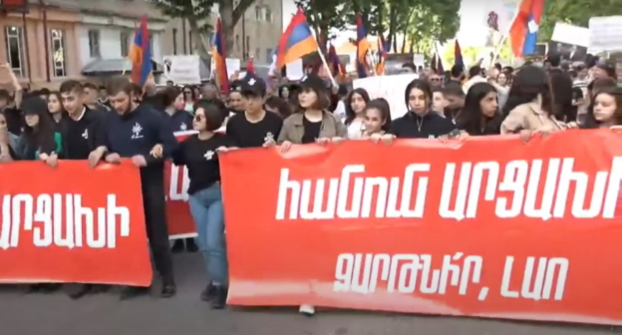 Участники шествия в Степанакерте. Кадр видео канала Yerevan Today Live https://www.youtube.com/watch?v=CFXr9n31Bws Участники шествия в Степанакерте. Кадр видео канала Yerevan Today Live https://www.youtube.com/watch?v=CFXr9n31Bws