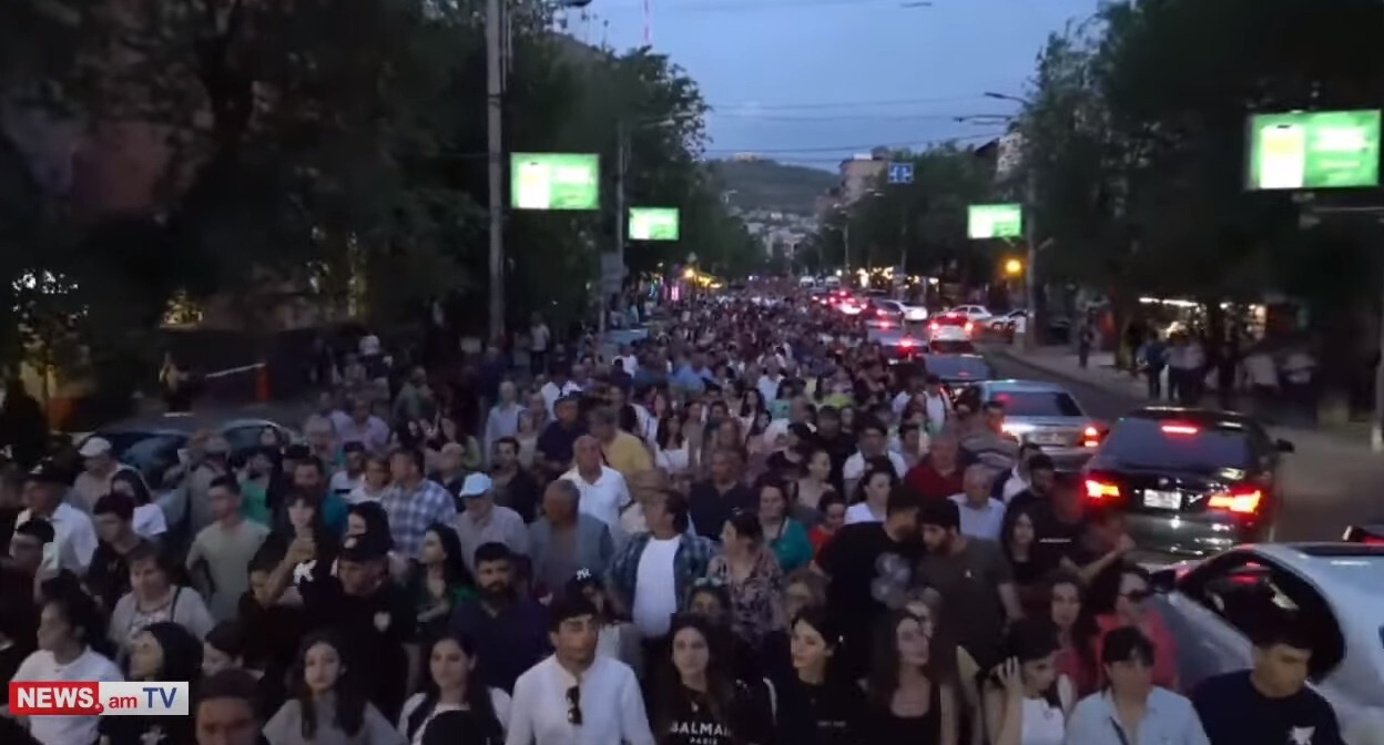 Шествие сторонников оппозиции в Ереване 31 мая 2022 года. Стоп-кадр из видео https://www.youtube.com/watch?v=yzIbwIEm-X4 Шествие сторонников оппозиции в Ереване 31 мая 2022 года. Стоп-кадр из видео https://www.youtube.com/watch?v=yzIbwIEm-X4