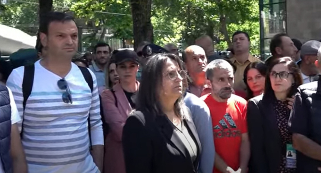Несколько десятков родителей военнослужащих, погибших в осенней войне 2020 года, около здания Следкома Армении. Фото http://arka.am/ru/news/politics/roditeli_pogibshikh_v_44_dnevnoy_artsakhskoy_voyne_voennosluzhashchikh_trebuyut_vstrechi_s_glavoy_vs/ Несколько десятков родителей военнослужащих, погибших в осенней войне 2020 года, около здания Следкома Армении. Фото http://arka.am/ru/news/politics/roditeli_pogibshikh_v_44_dnevnoy_artsakhskoy_voyne_voennosluzhashchikh_trebuyut_vstrechi_s_glavoy_vs/