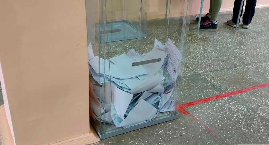 Урна на избирательном участке. Фото: https://rossaprimavera.ru/news/d7c363d6?utm_source=yxnews&utm_medium=desktop Урна на избирательном участке. Фото: https://rossaprimavera.ru/news/d7c363d6?utm_source=yxnews&utm_medium=desktop