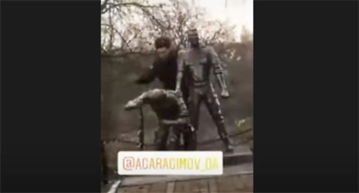 Стоп-кадр видео надругательства над памятником в воинской части на Кубани. Скриншот https://www.youtube.com/watch?v=AYHqMO-o4bU Стоп-кадр видео надругательства над памятником в воинской части на Кубани. Скриншот https://www.youtube.com/watch?v=AYHqMO-o4bU