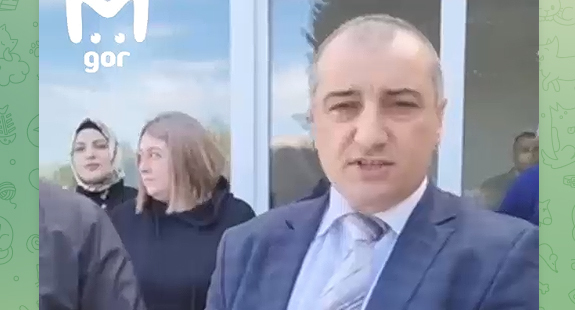 Родители школьников в Каспийске призывают мэрию не допустить увольнения директора школы Шамиля Алиева . Кадр видео https://t.me/mash_gor/1872 Родители школьников в Каспийске призывают мэрию не допустить увольнения директора школы Шамиля Алиева . Кадр видео https://t.me/mash_gor/1872