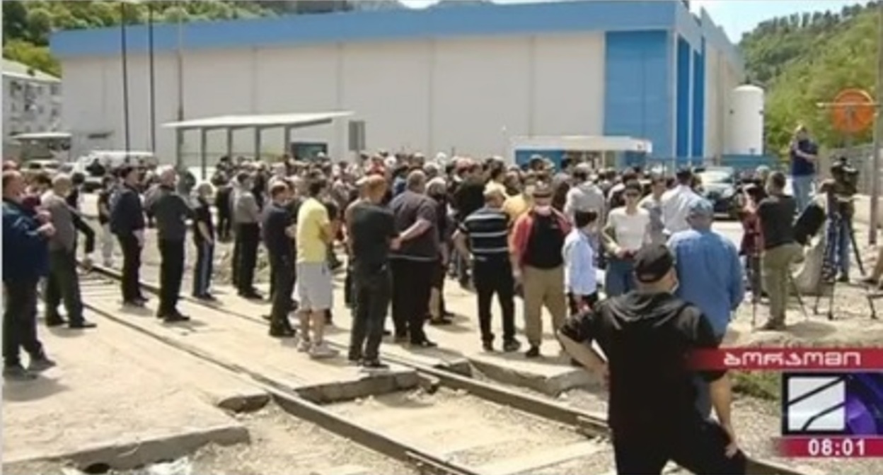 Работники у здания компании "Боржоми". Кадр видео https://www.rustavi2.ge/ka/news/199594 Работники у здания компании "Боржоми". Кадр видео https://www.rustavi2.ge/ka/news/199594